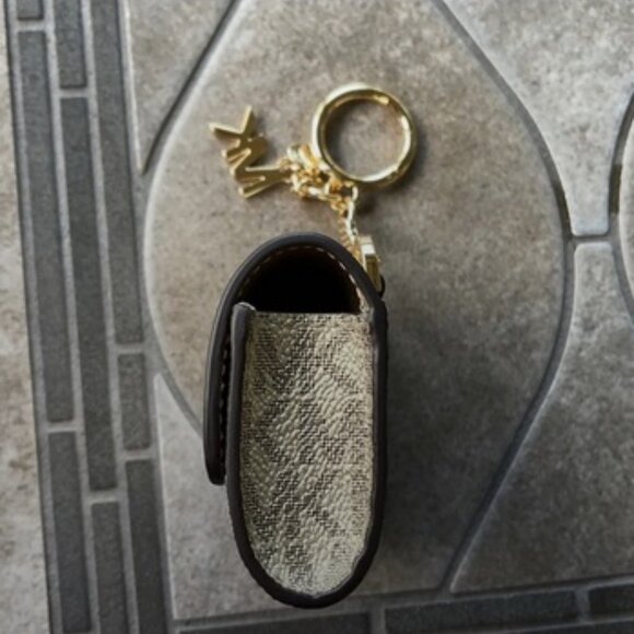 Michael Kors Jet Set Travel AirPod Case - Picture 4 of 16